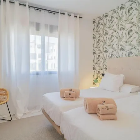 아파트 Amazing In With 2 Bedrooms, Wifi And Outdoor Swimming Pool 에스테포나