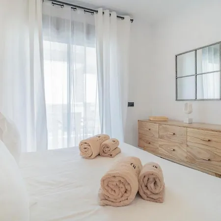 Amazing In With 2 Bedrooms, Wifi And Outdoor Swimming Pool *